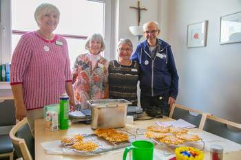 Ehrenamtliche der Palliativstation beim Waffelnbacken in der Stationsküche