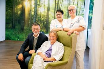 Das Team der Palliativstation im Wohnzimmer.