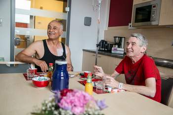 Patienten in der Küche der Palliativstation